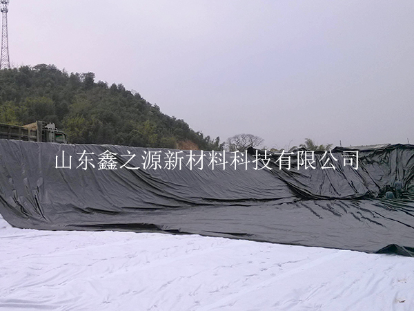 糙面養(yǎng)殖防滲膜鋪設(shè)過(guò)程中有哪些注意事項(xiàng)？